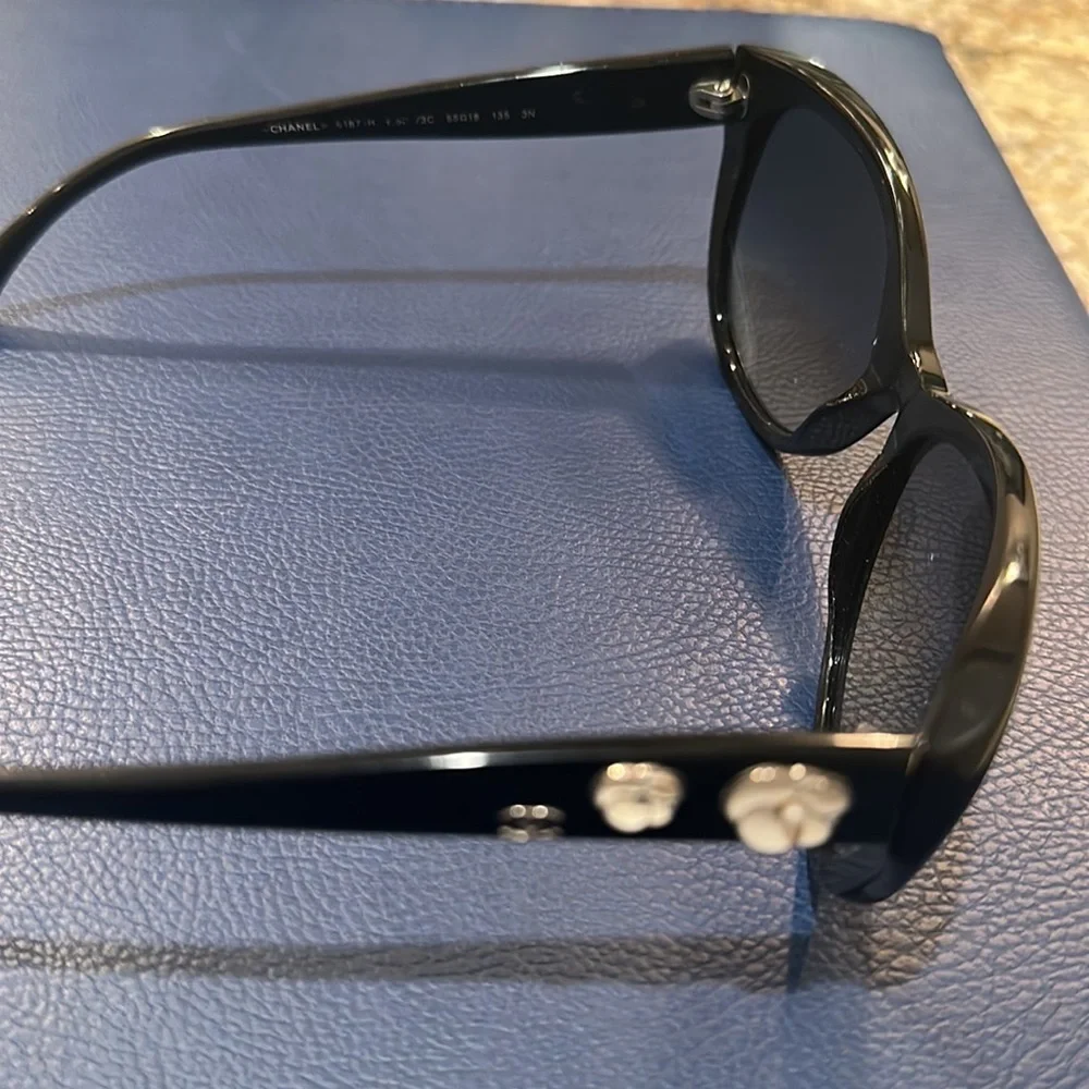 Chanel classy black sunglasses - Picture 2 of 3